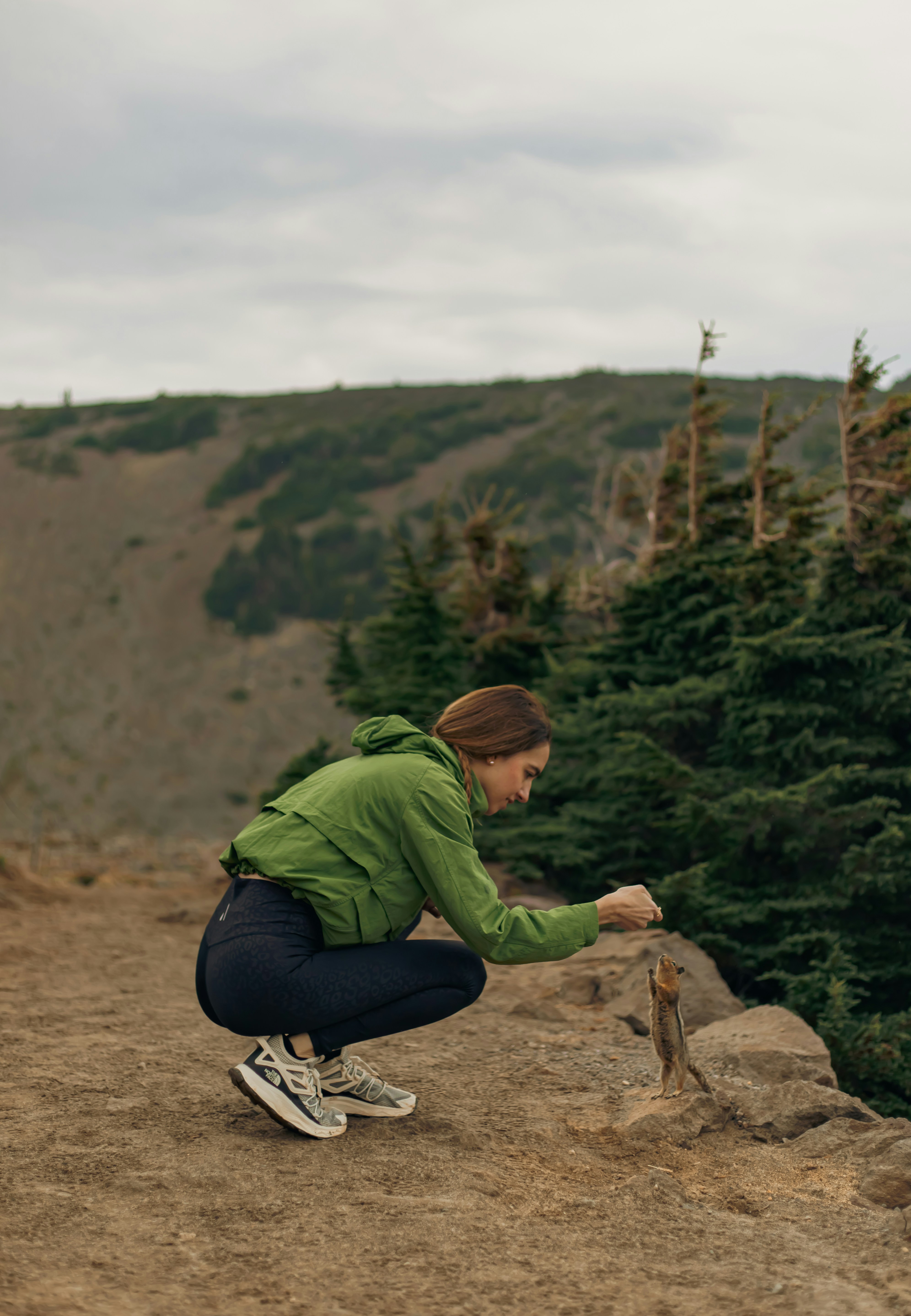 Eine Frau, die auf einem Hügel kniet