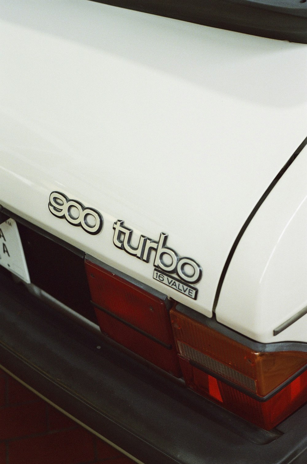 Das Heck eines weißen Autos mit dem Wort Go Turbo darauf