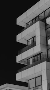 Minimalist design of building blocks assembling into a strong sales framework.