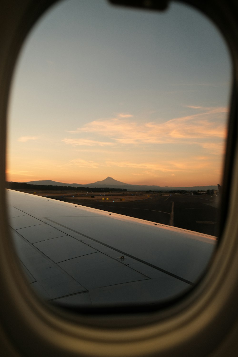 夕暮れ時の飛行機の窓からの眺め