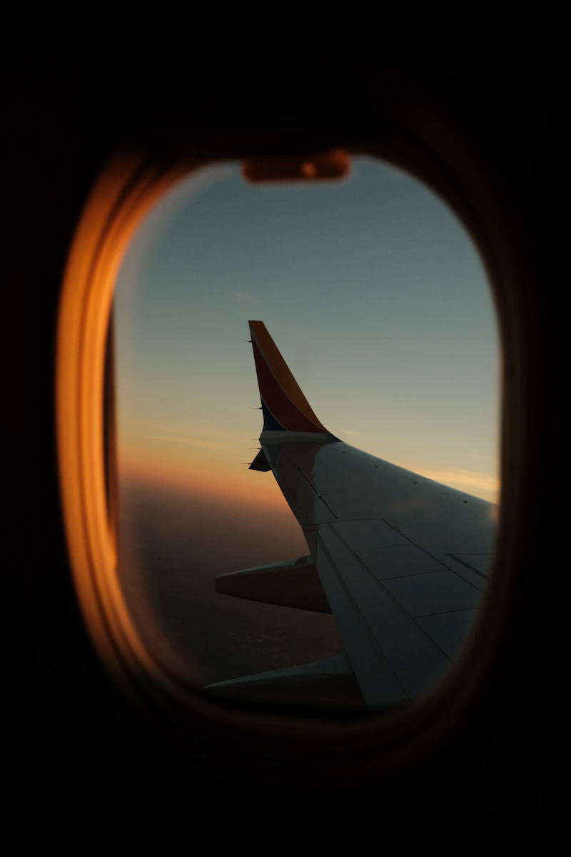 Vista del ala de un avi&oacute;n a trav&eacute;s de la ventanilla
