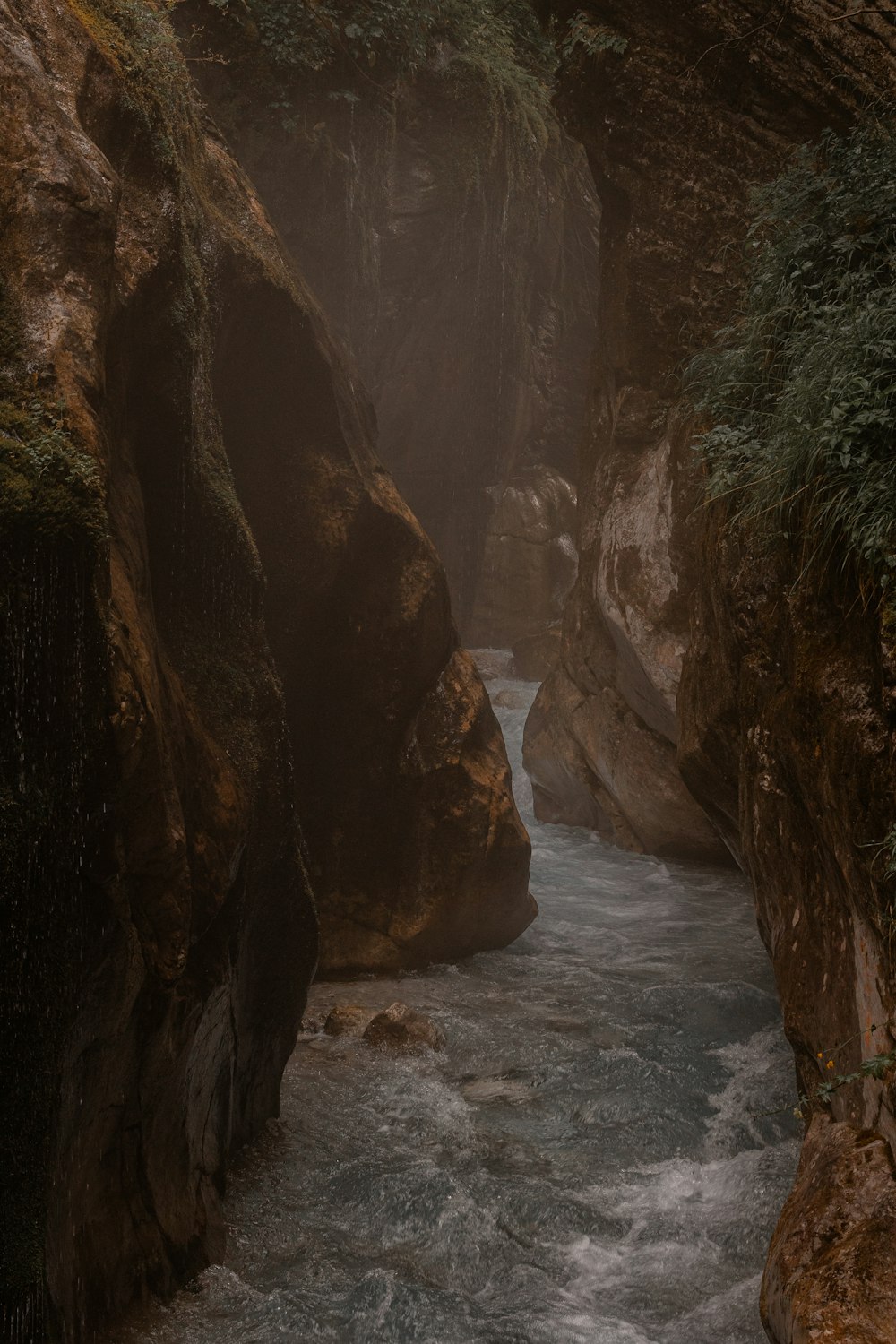 ein Fluss, der zwischen zwei großen Felsen fließt