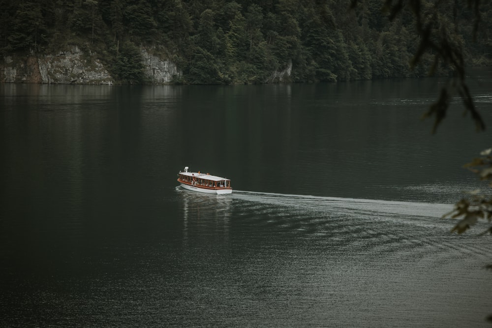 Una barca che viaggia attraverso un grande specchio d'acqua
