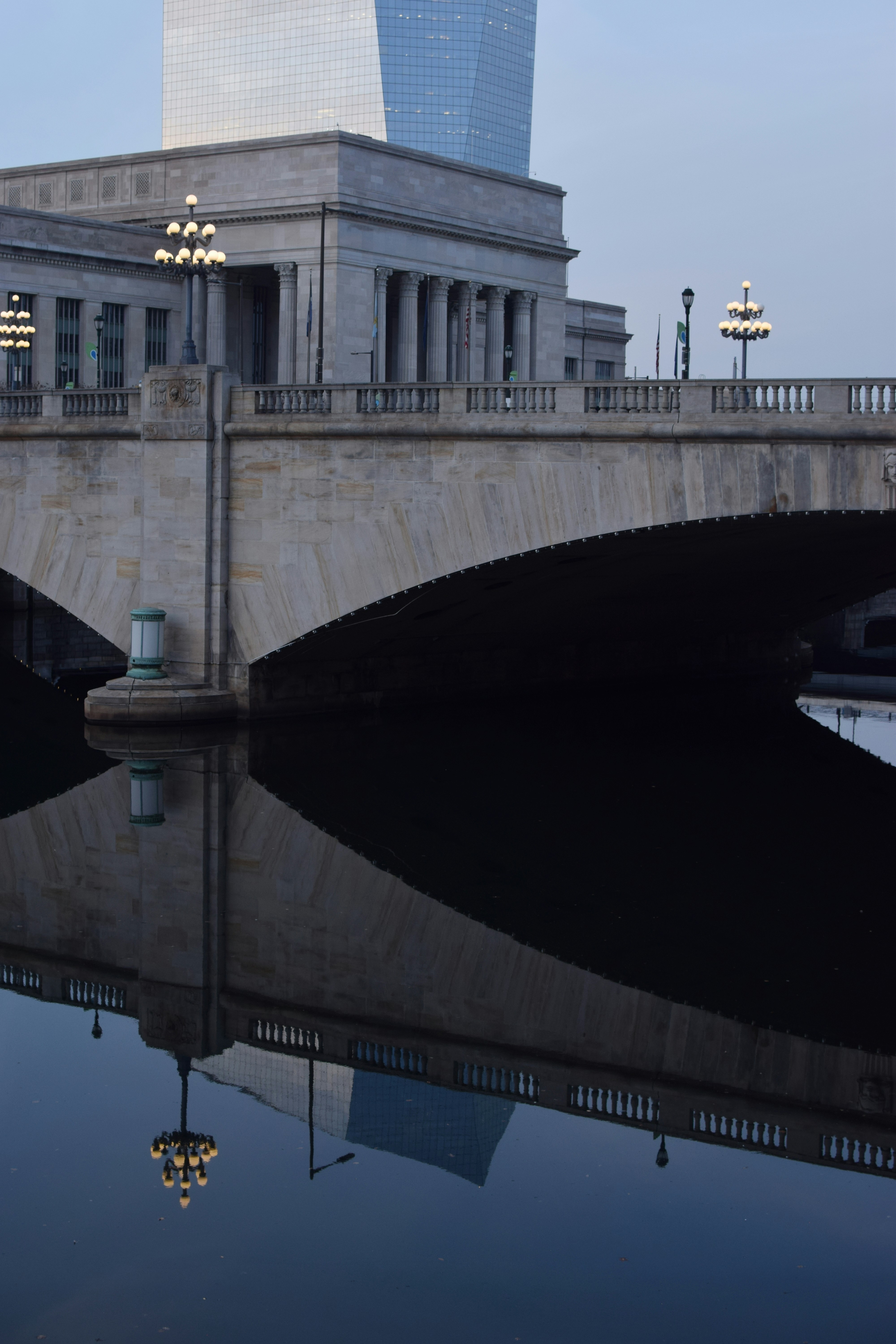 배경에 건물이 있는 수역 위의 다리