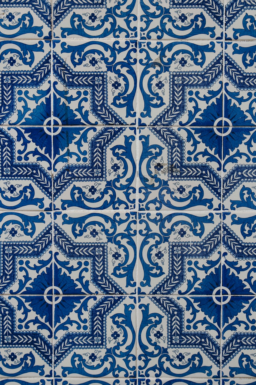 a close up of a blue and white tile pattern