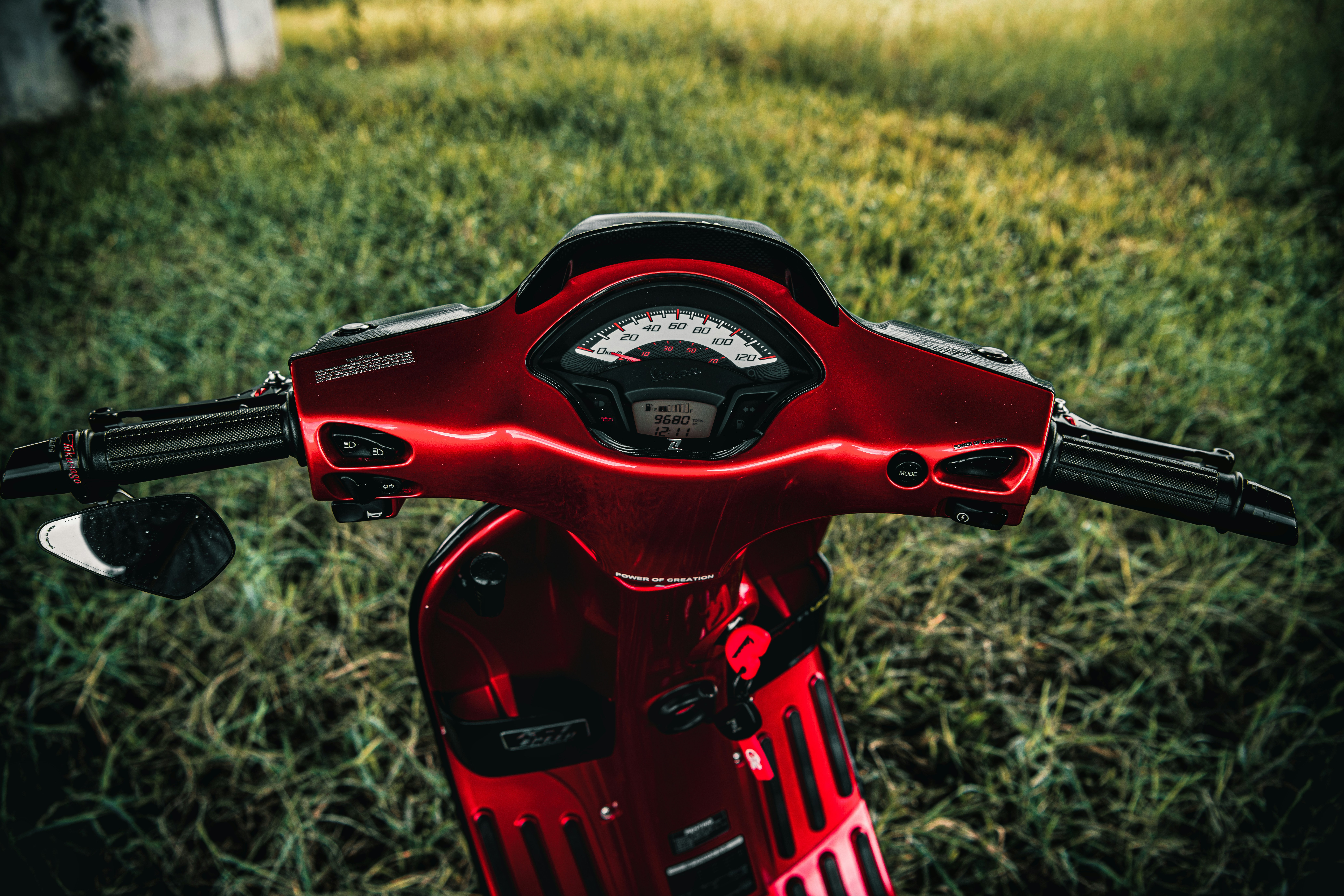 a close up of the handle bars on a motorcycle