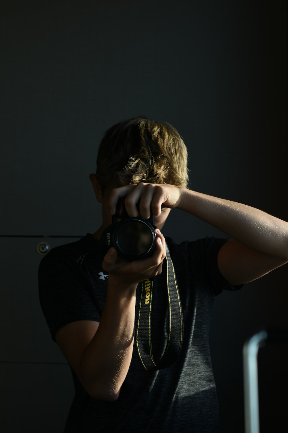 Un hombre tomándose una foto de sí mismo con una cámara