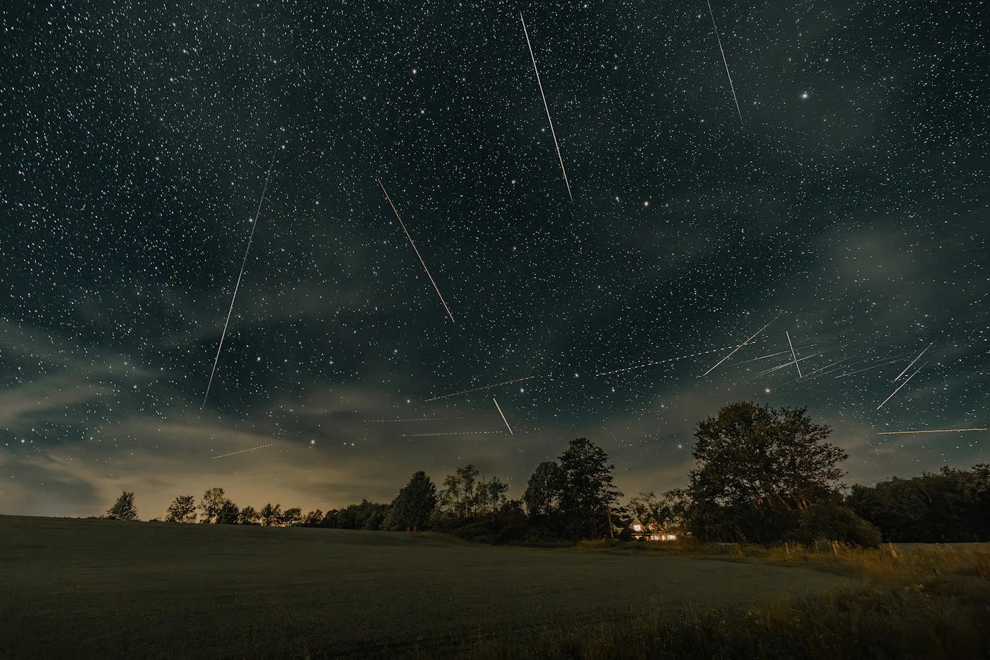Lluvia de meteoros sobre un paisaje nocturno para interpretar un sueño con asteroides