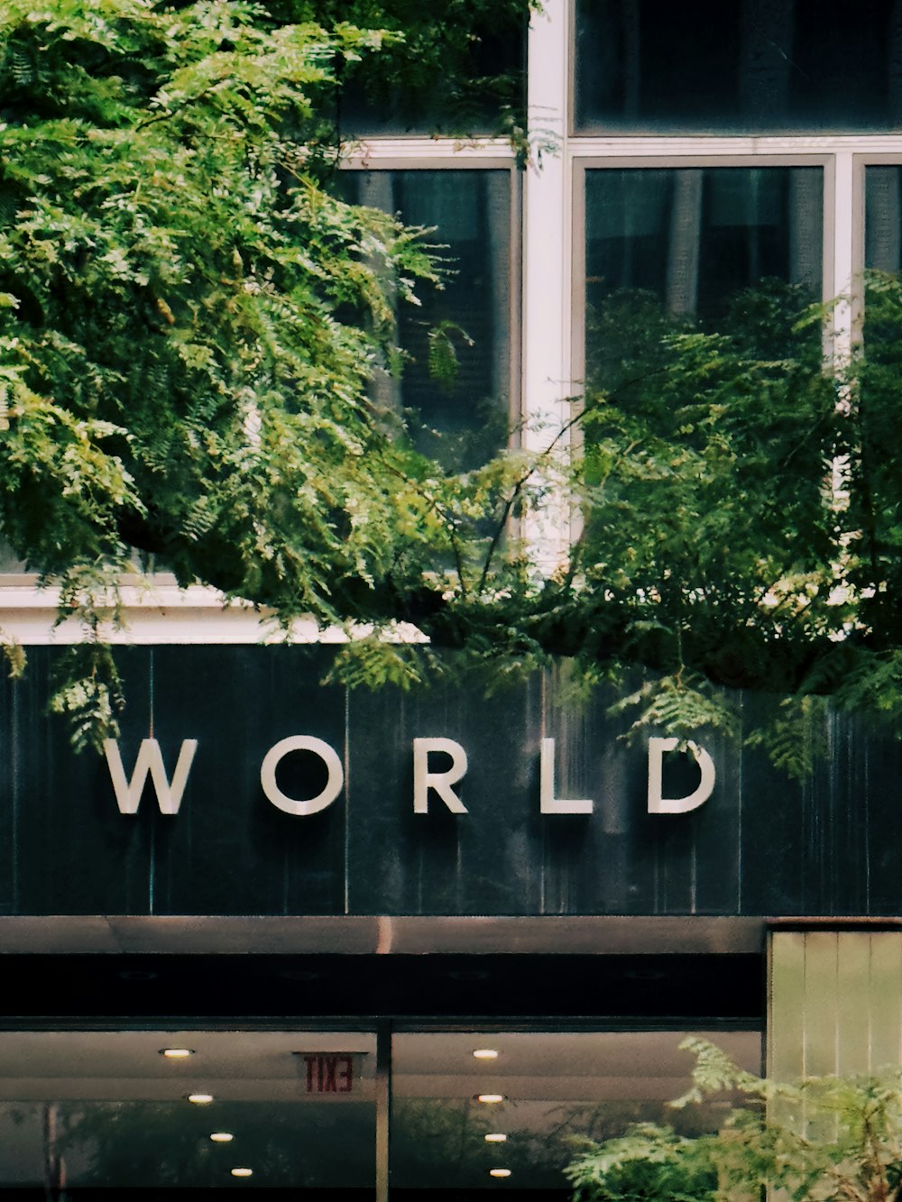 Un bâtiment avec un panneau qui dit le monde dessus