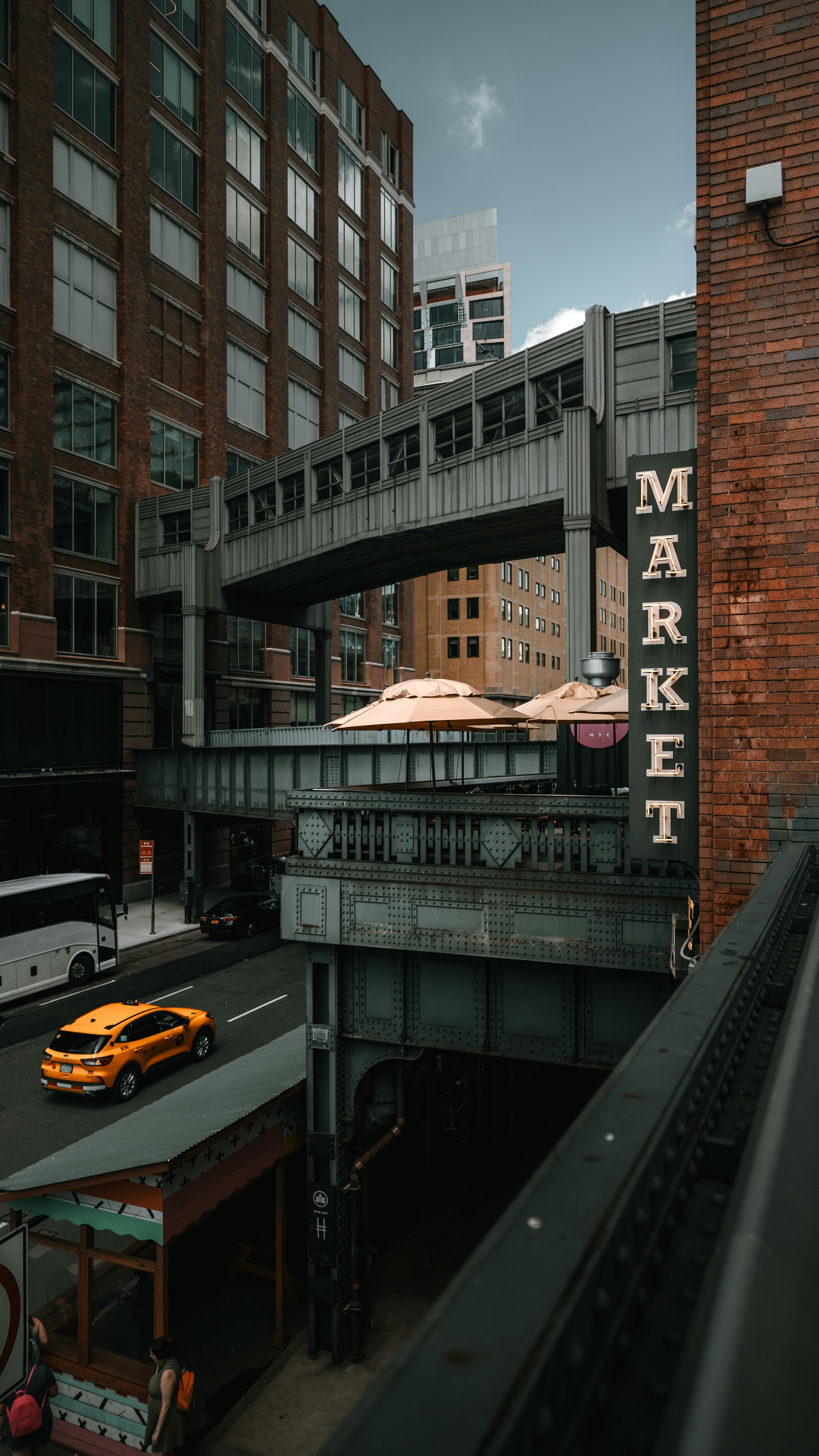 橋の脇に黄色いタクシーが停まっている