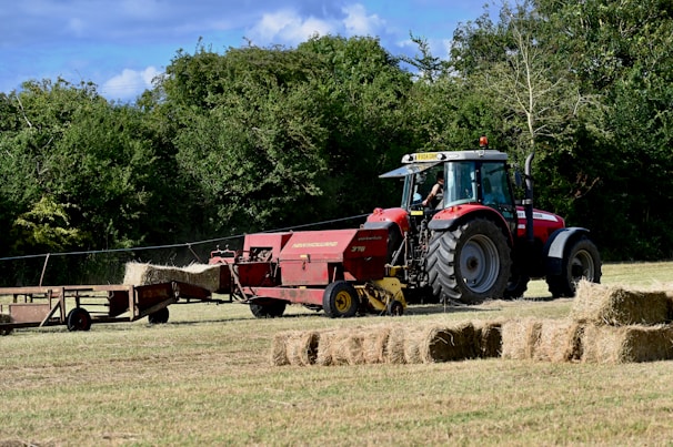 Trator Valtra em operação na fazenda.
