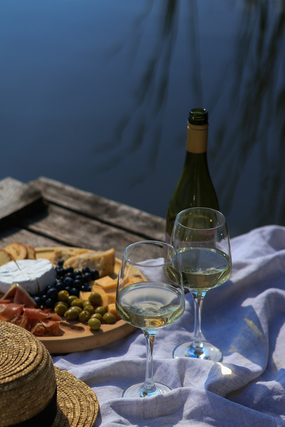 uma garrafa de vinho e duas taças de vinho sobre uma mesa