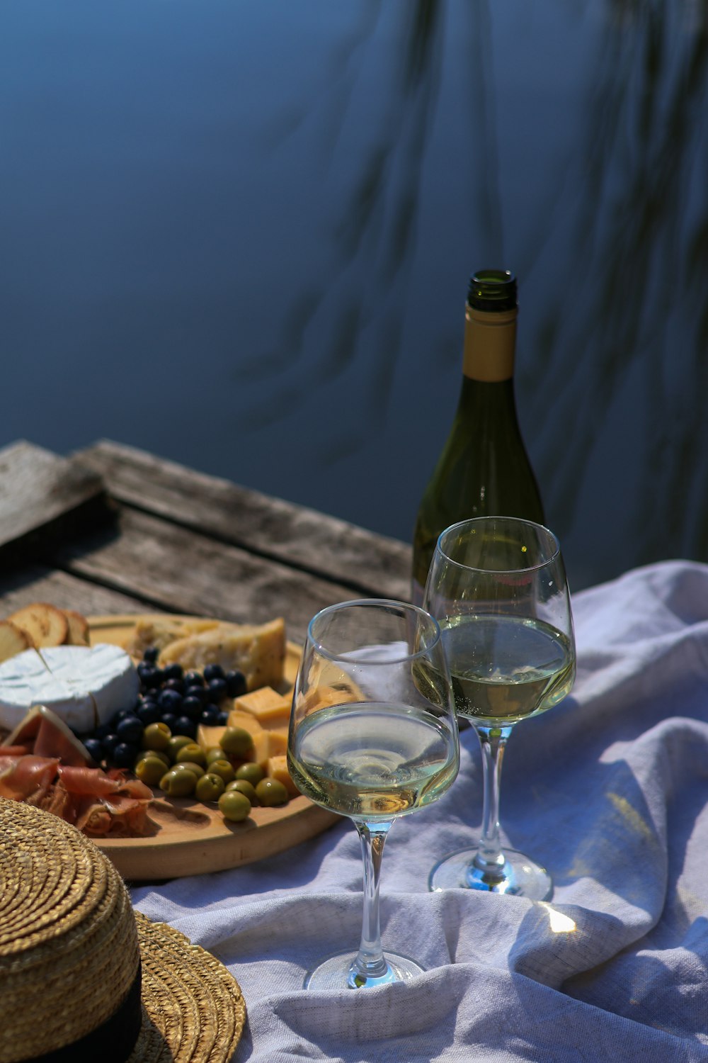 una botella de vino y dos copas de vino sobre una mesa