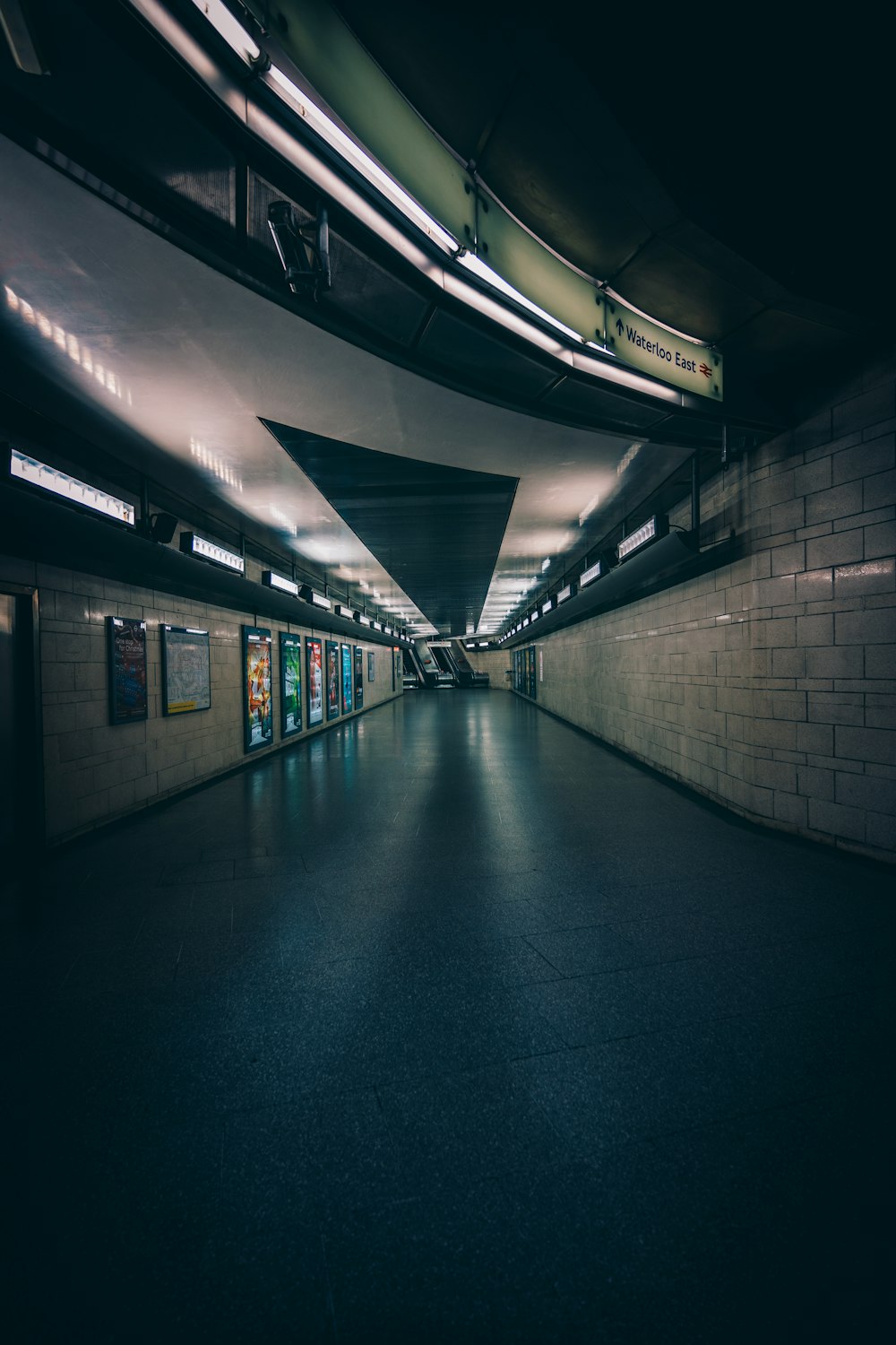 an empty subway station with no people on it