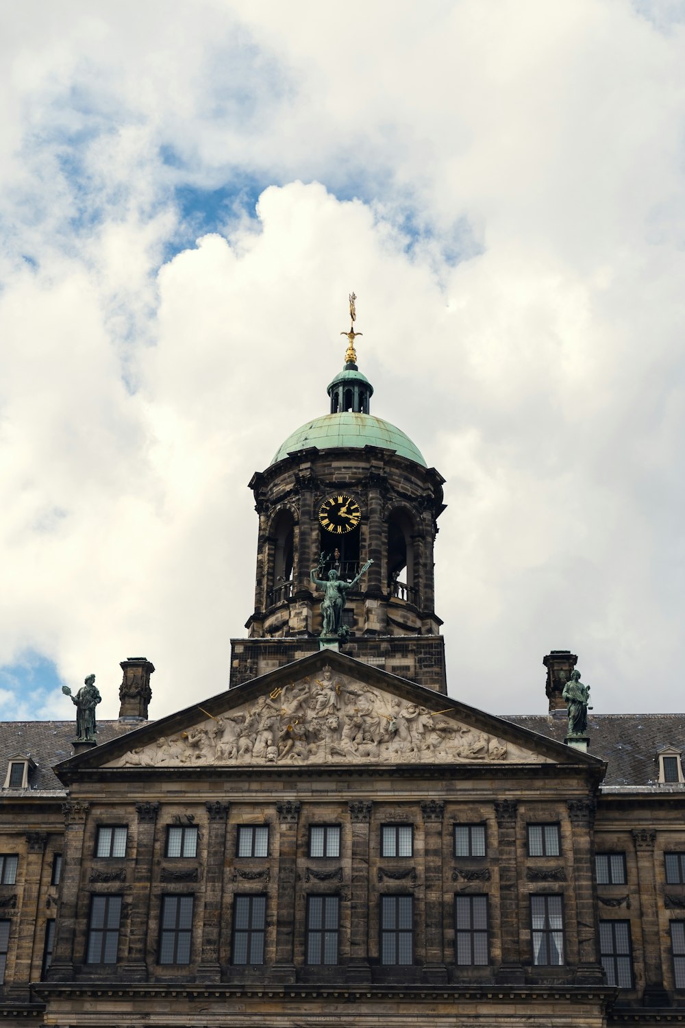 un grande edificio con un orologio in cima