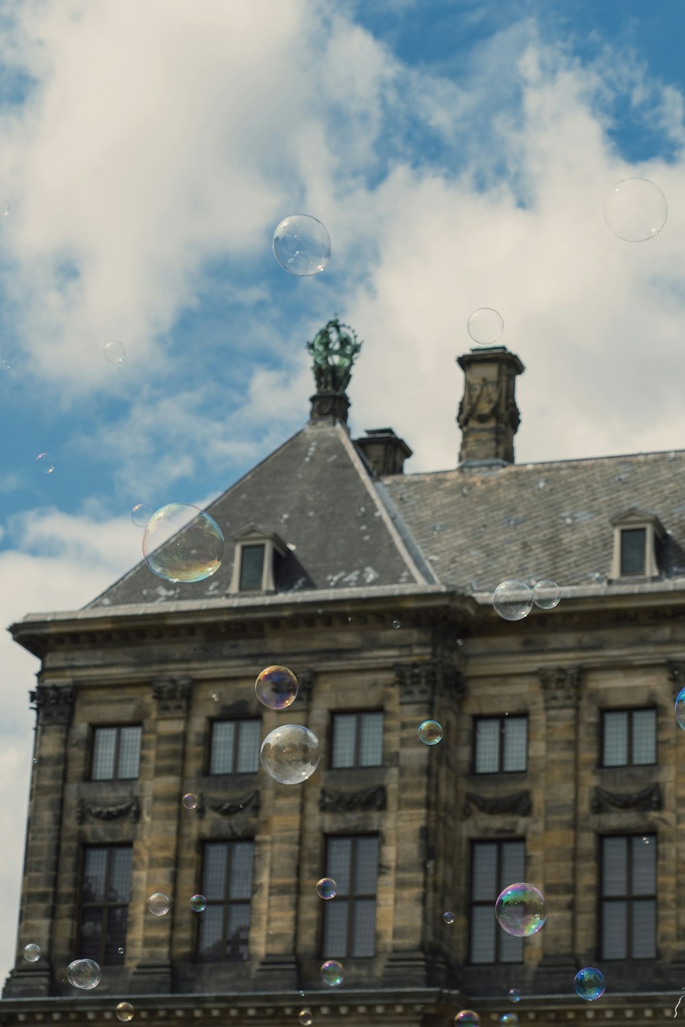 Un grande edificio con un sacco di bolle di fronte ad esso