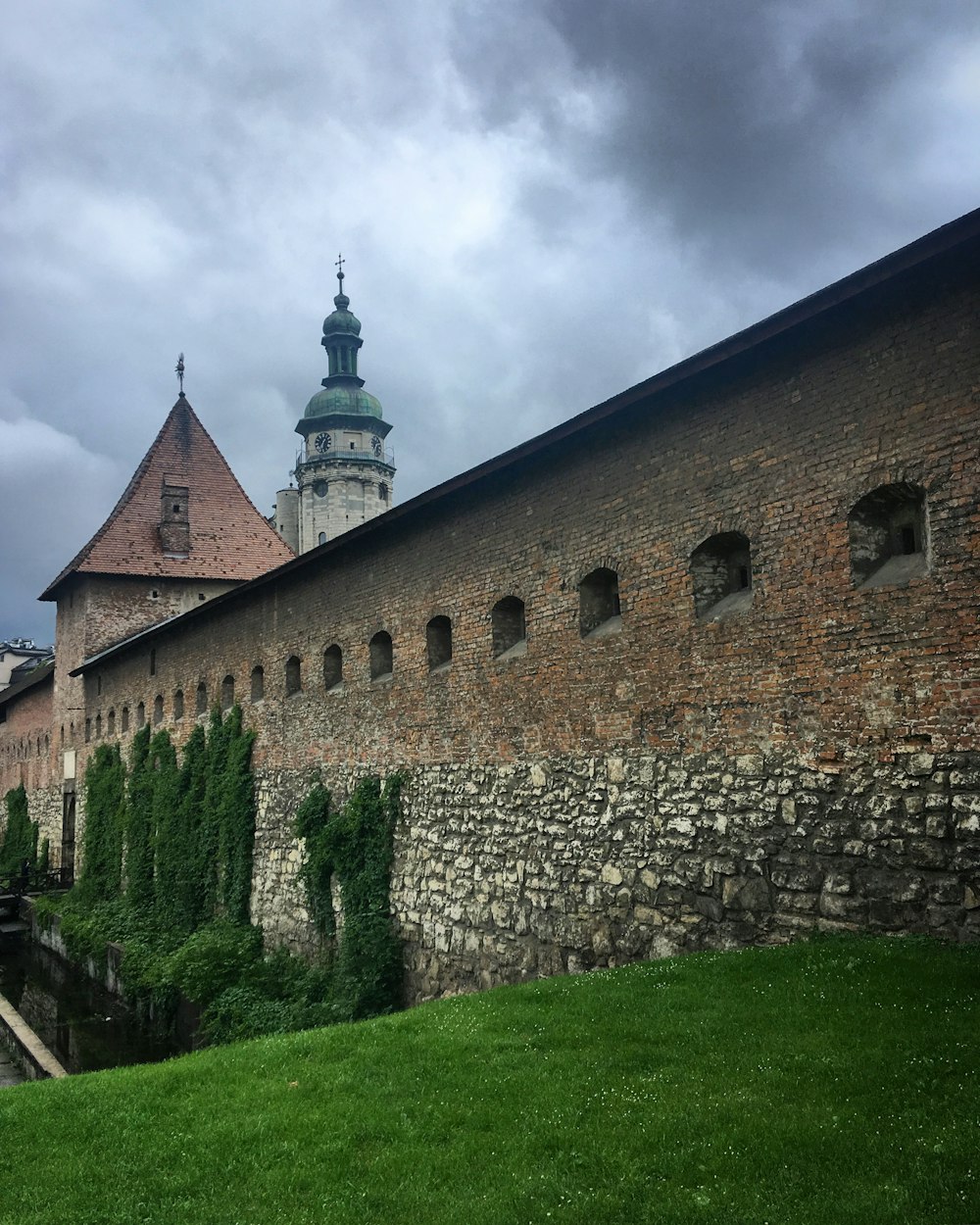 Ein großes Backsteingebäude mit einem Glockenturm im Hintergrund