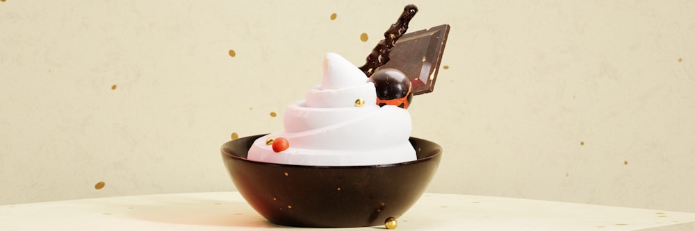 un dessert au chocolat dans un bol sur une table