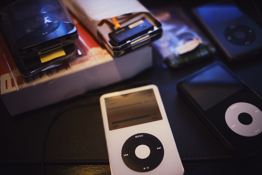 다른 전자 제품 옆 테이블 위에 놓인 iPod