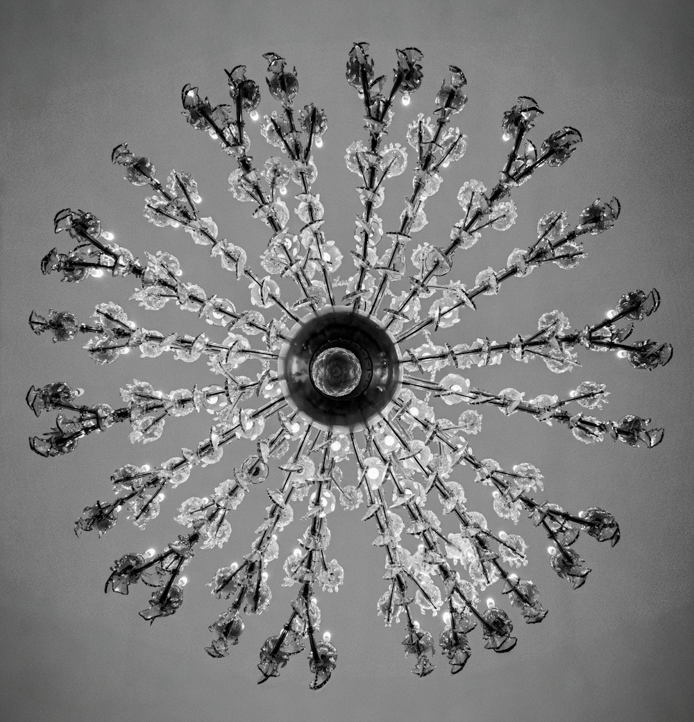 Una foto in bianco e nero di un lampadario