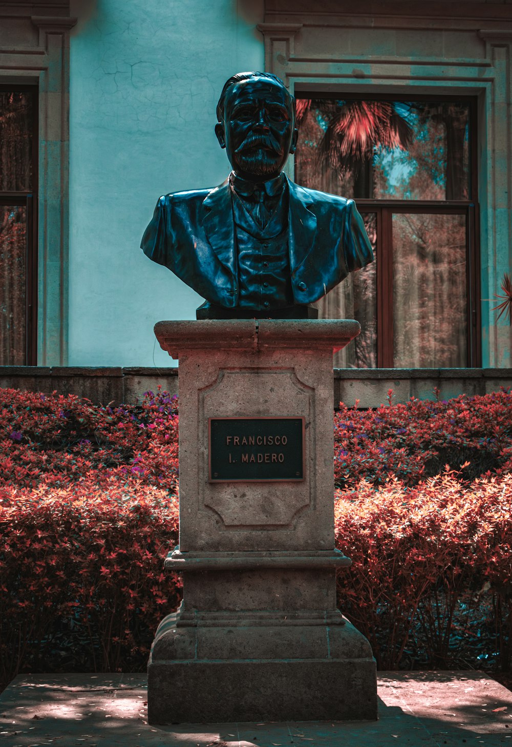 una statua di un uomo di fronte a un edificio