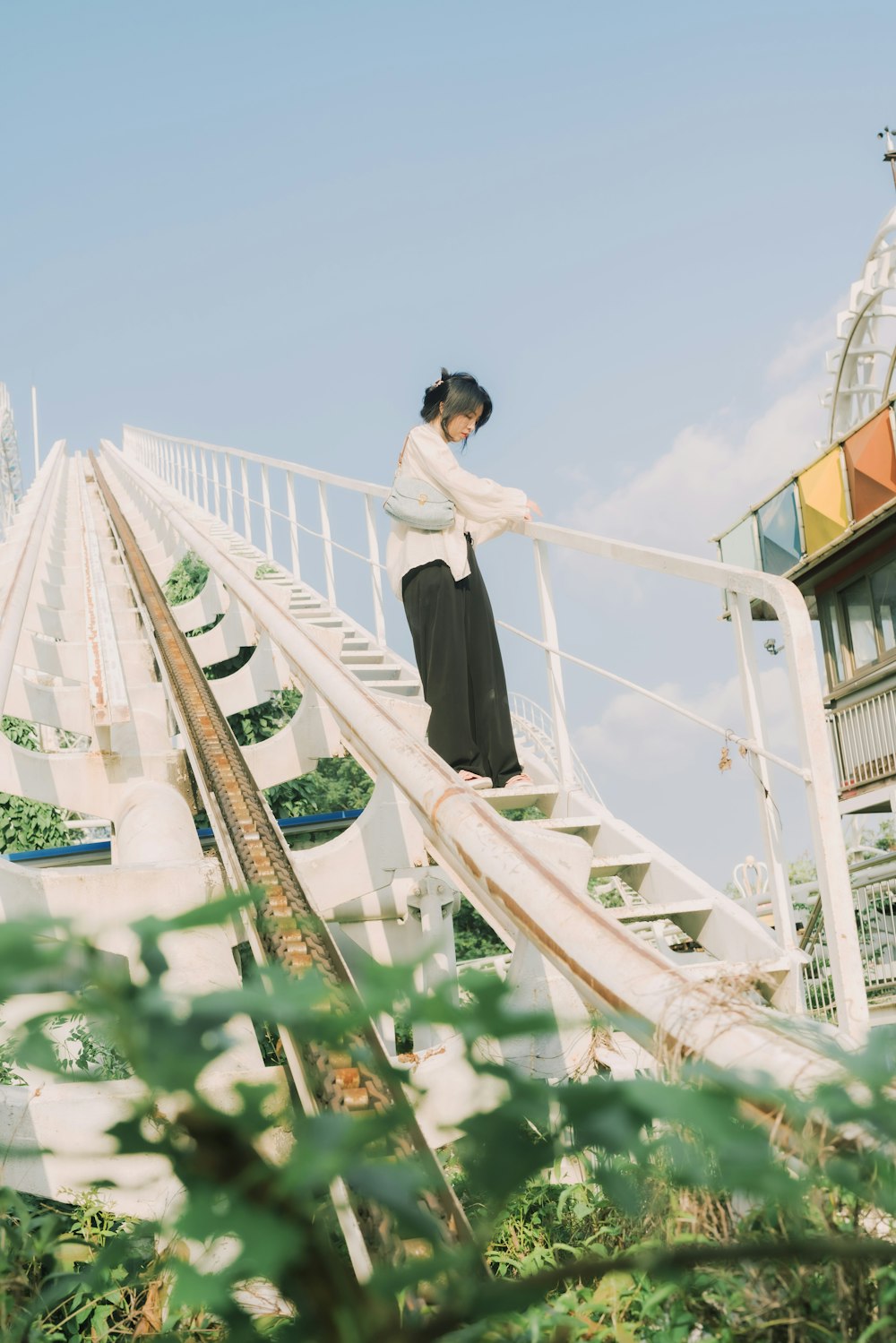uma mulher em pé no topo de um conjunto de escadas