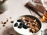 Bol de yaourt aux mûres et au granola