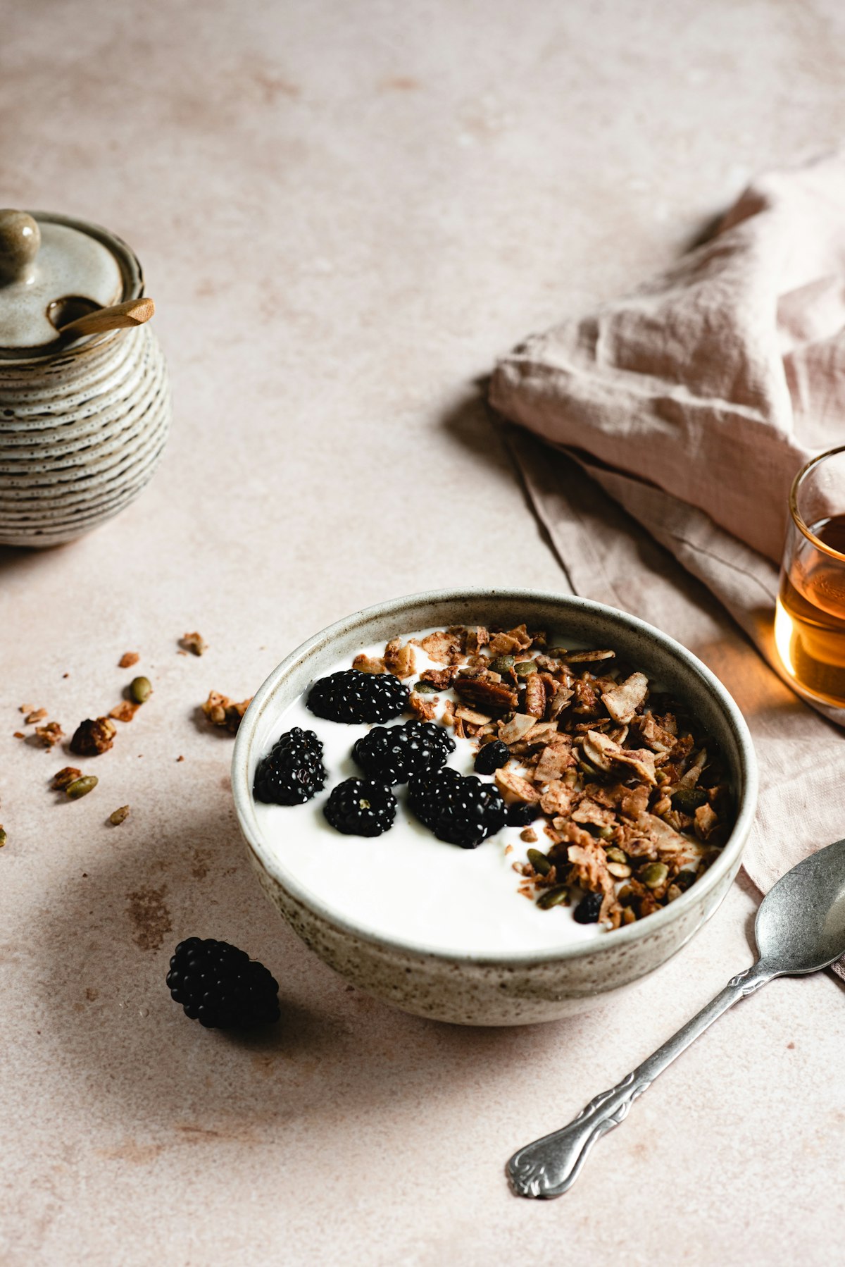 Schale mit Joghurt, Brombeeren und Granola als sättigender Snack
