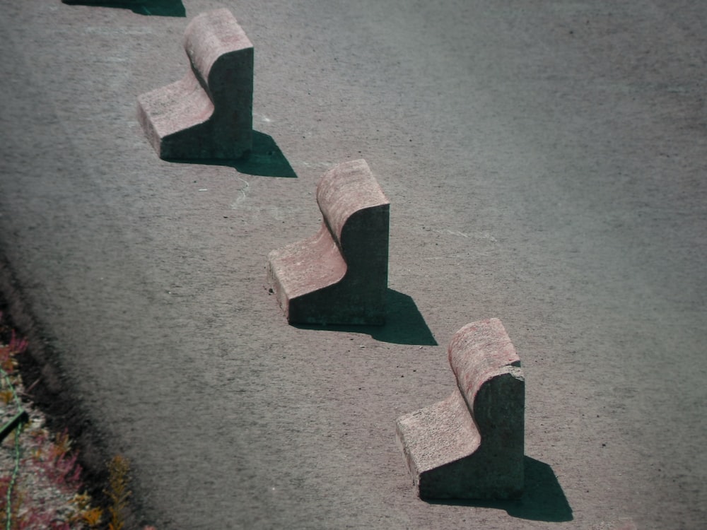 un paio di blocchi di cemento seduti sul lato di una strada