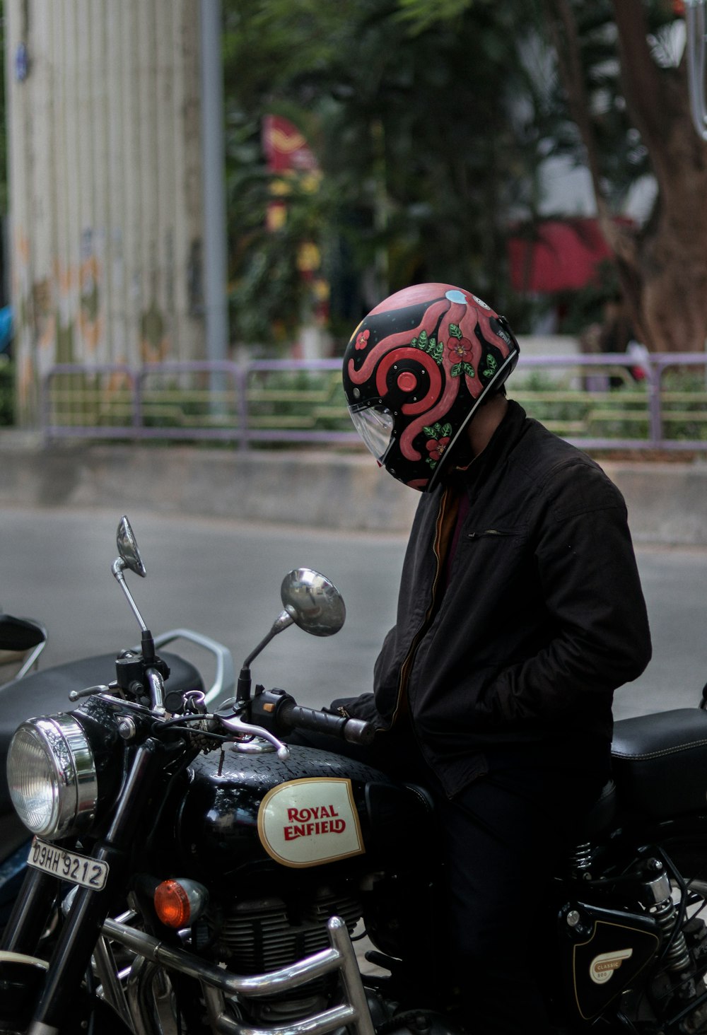 Un hombre con un casco sentado en una motocicleta