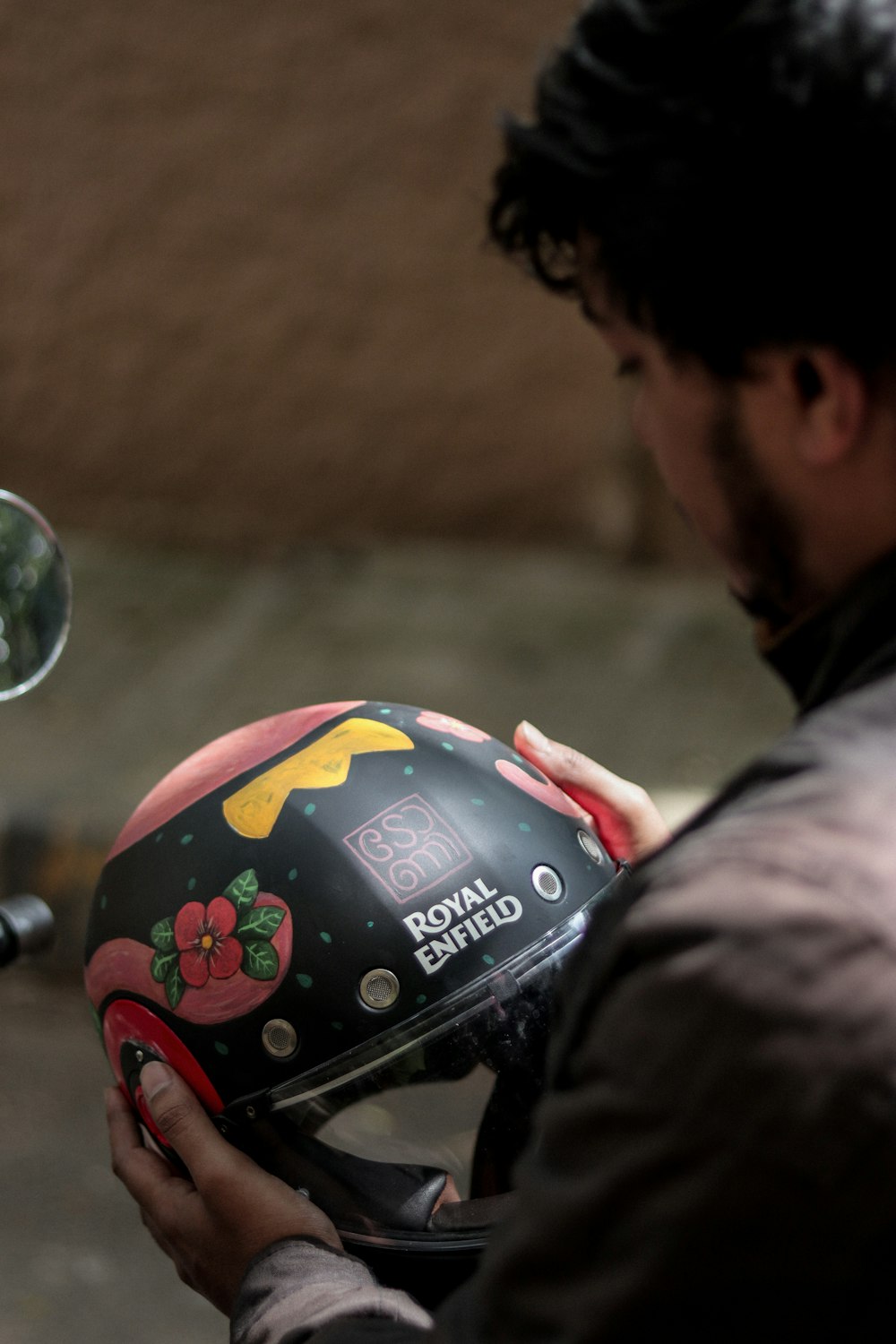 Un hombre sostiene un casco en una motocicleta