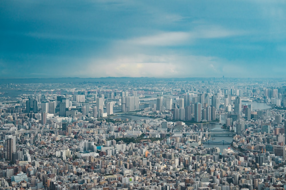 uma vista de uma cidade a partir de um avião