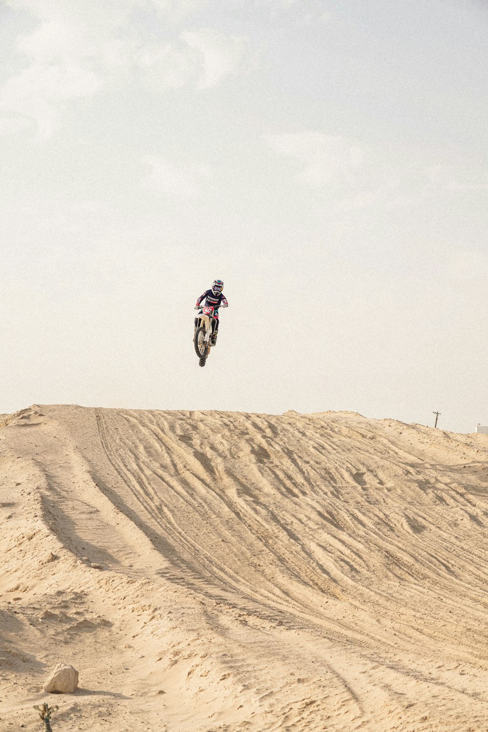 Ein Mann, der beim Motorradfahren durch die Luft fliegt