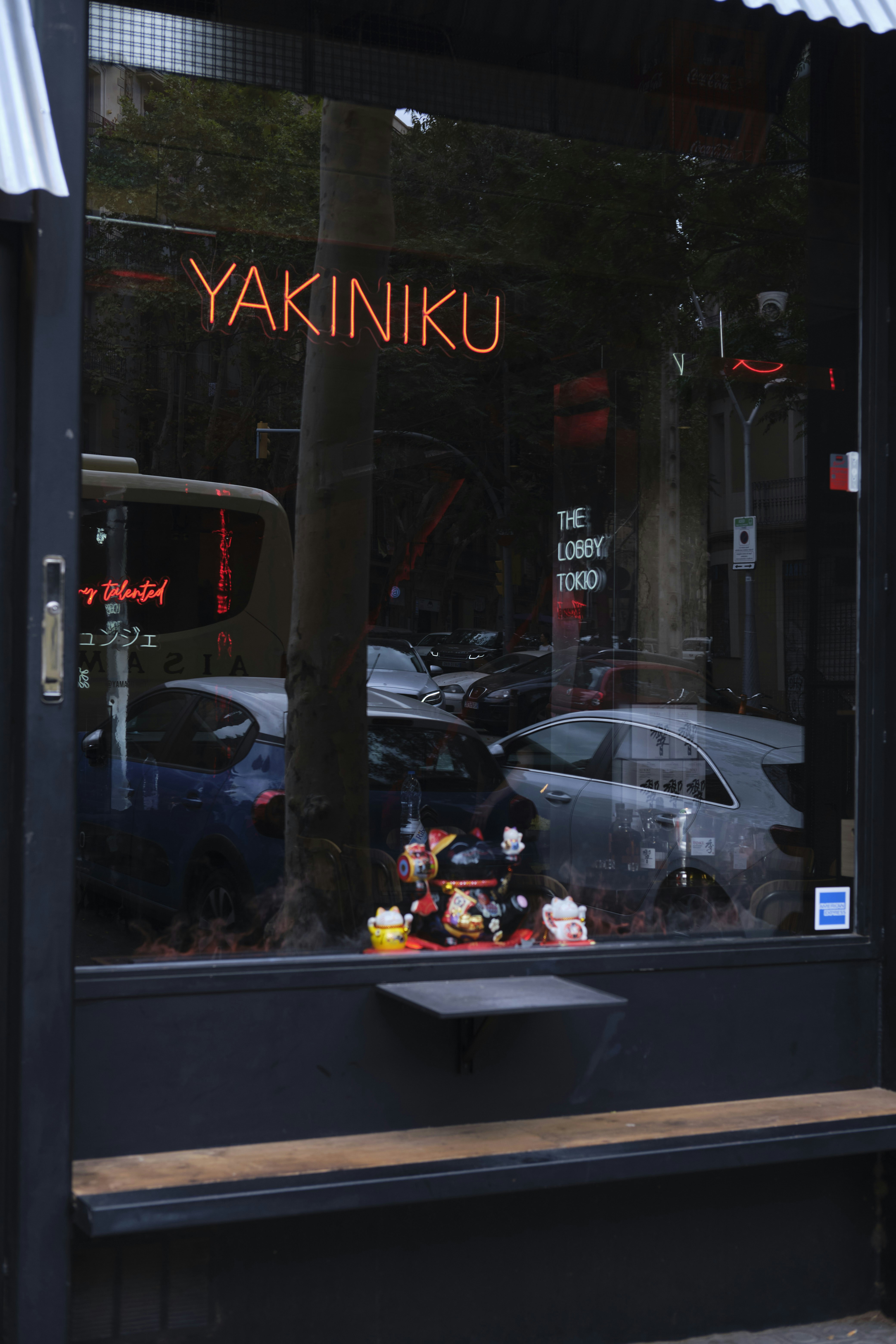 a storefront with a sign that says yakinku on it