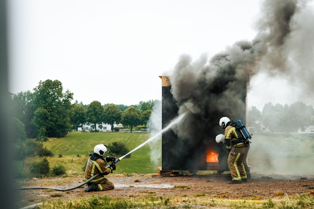 Un paio di vigili del fuoco stanno spegnendo un incendio