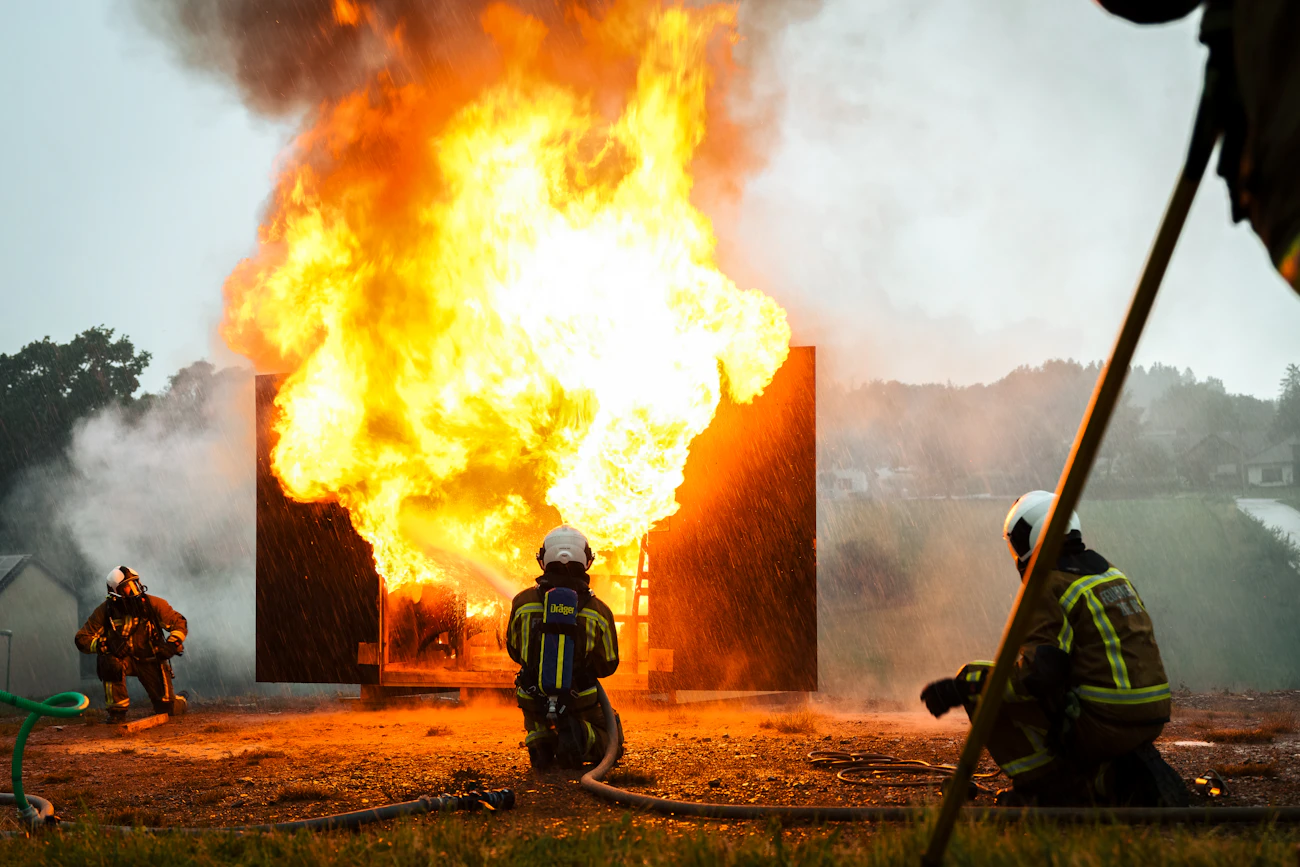 Equipe de bombeiros em treinamento
