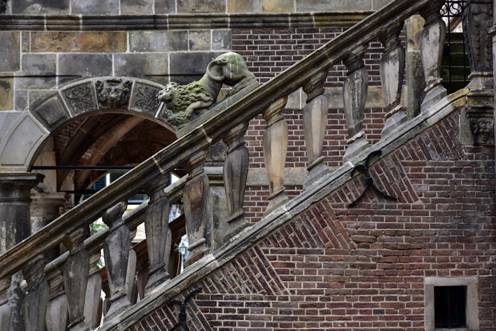 Un edificio molto antico con alcune scale e una statua