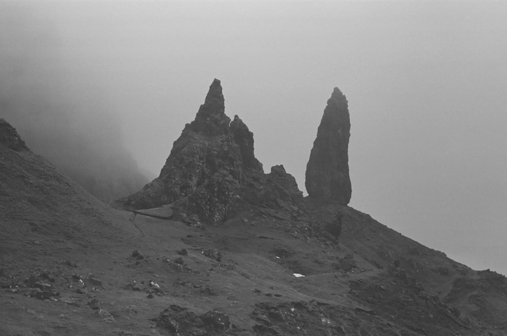 Ein Schwarz-Weiß-Foto von einigen Felsen