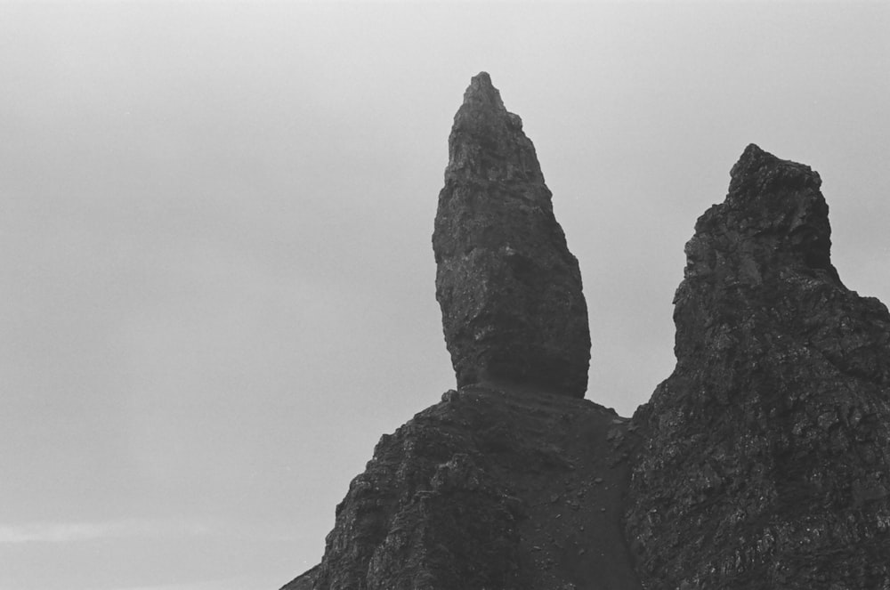 Una foto in bianco e nero di una formazione rocciosa