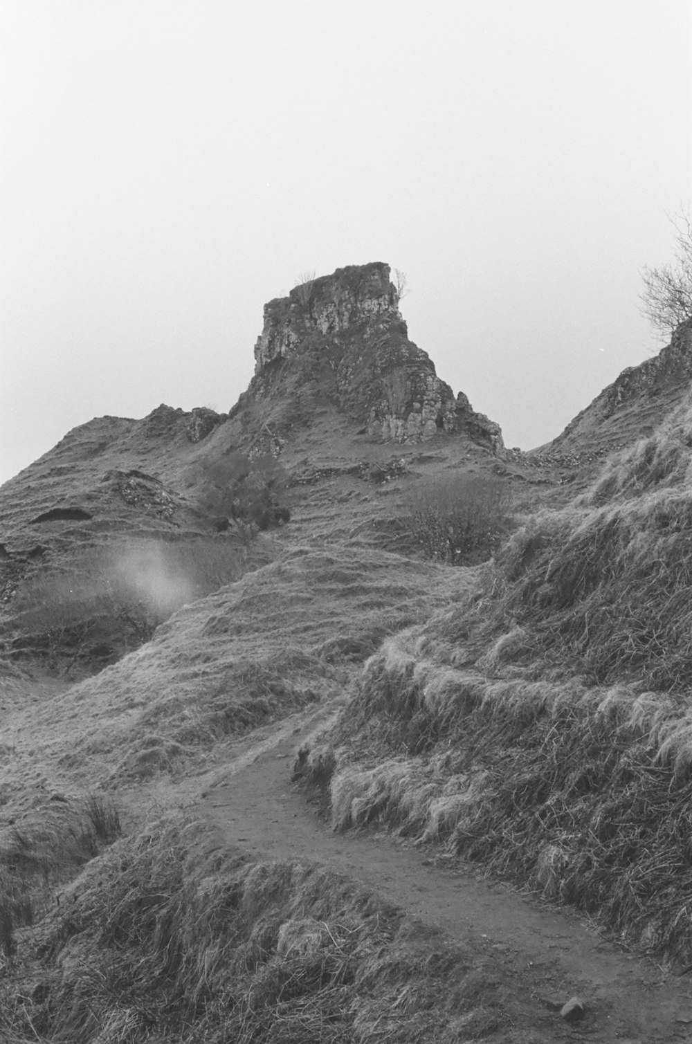 Ein Schwarz-Weiß-Foto eines Berges