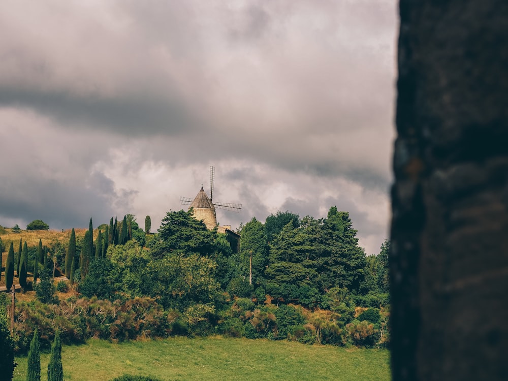 una vista di un edificio attraverso una finestra