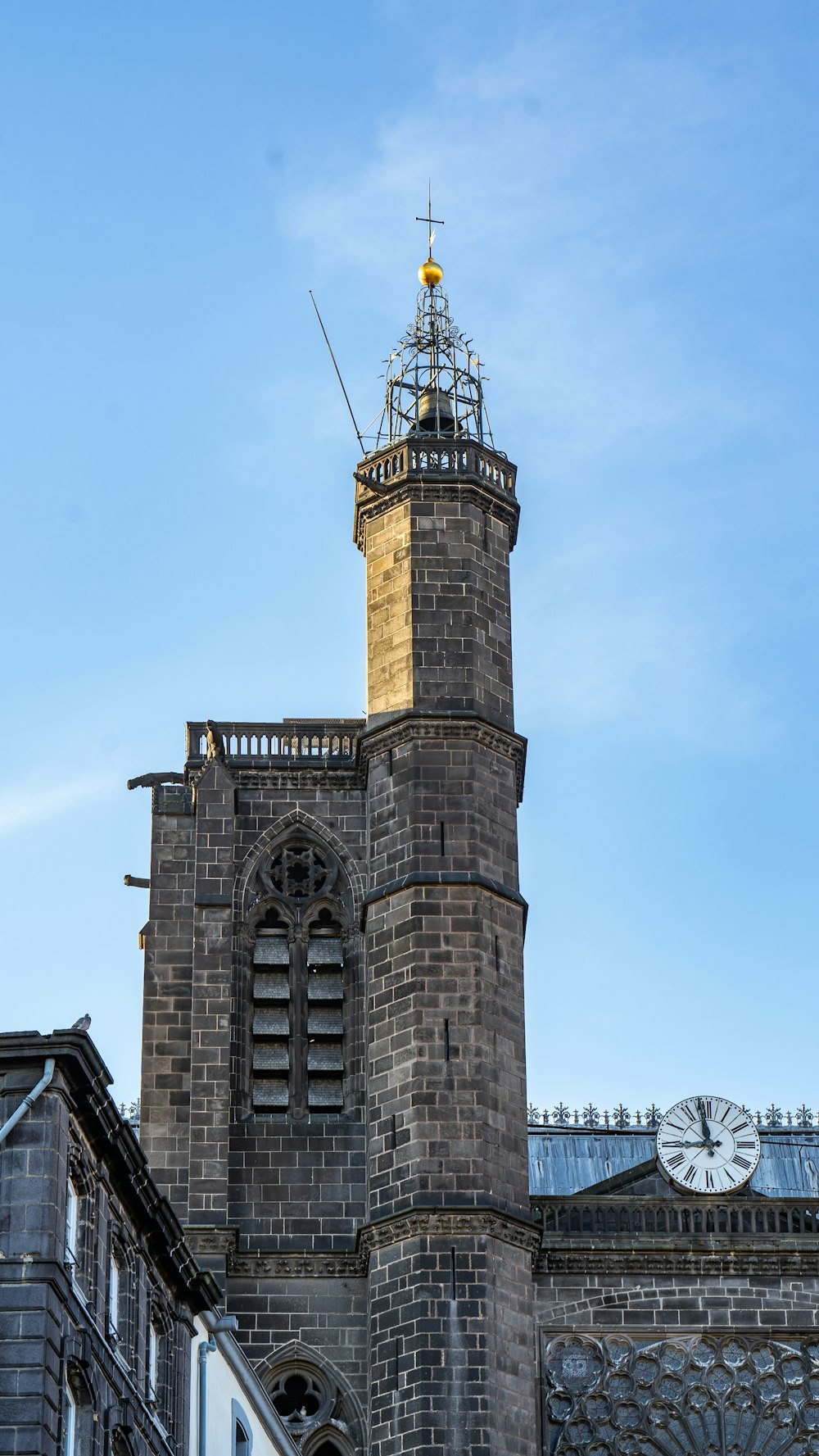 une haute tour surmontée d’une horloge