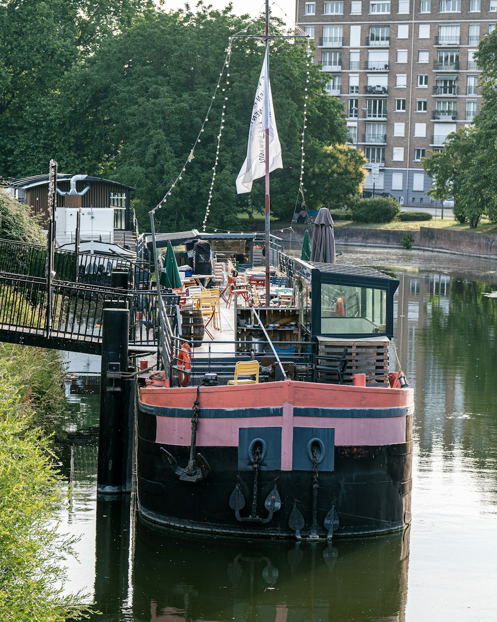 ein Boot, das an einem Dock in einem Fluss angedockt ist