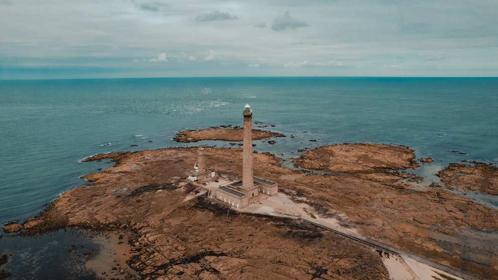海の真ん中にある灯台の空中写真