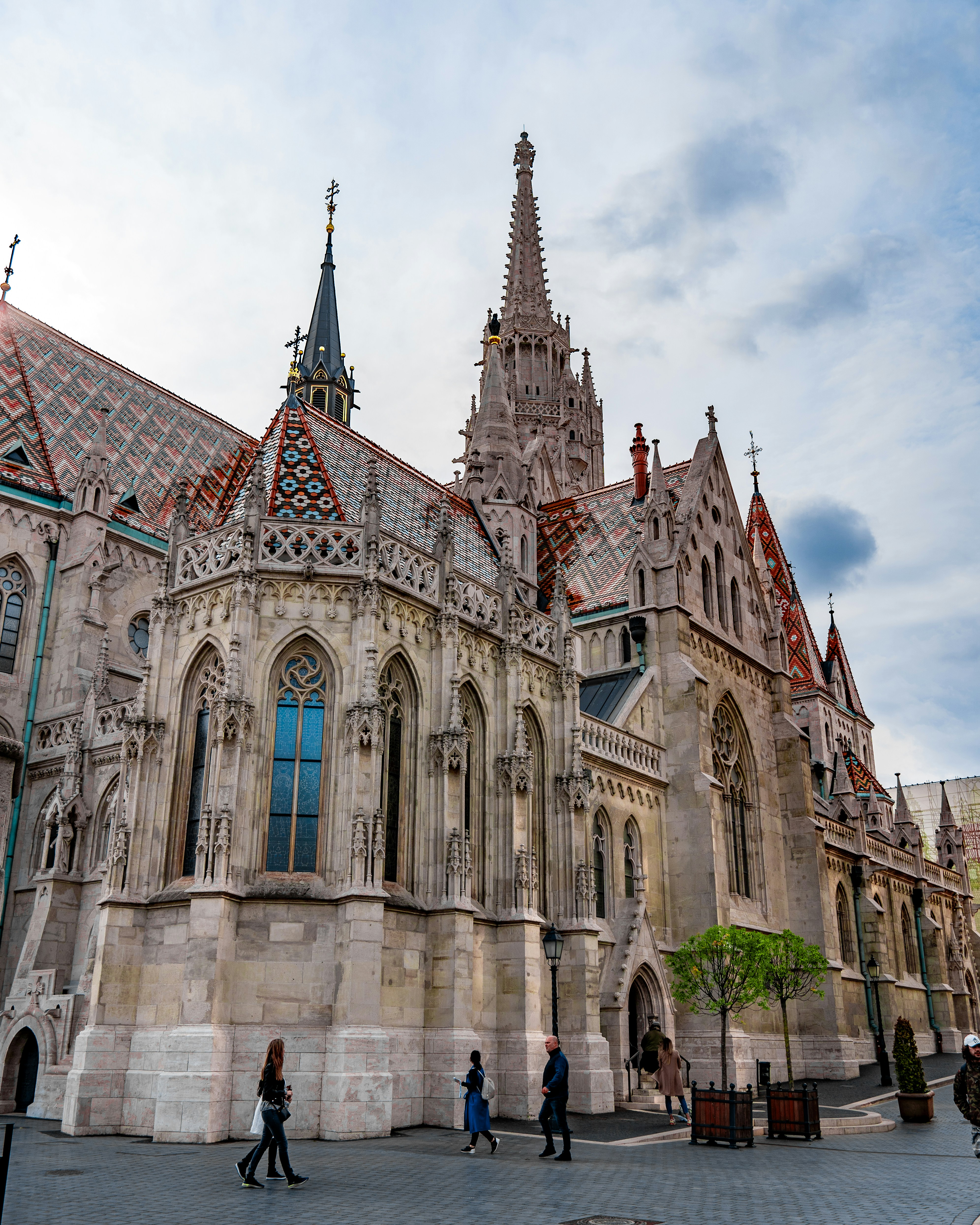 una grande cattedrale con una torre dell'orologio in cima