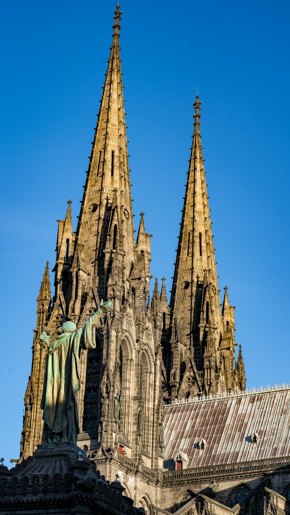 una gran catedral con una estatua en la parte superior