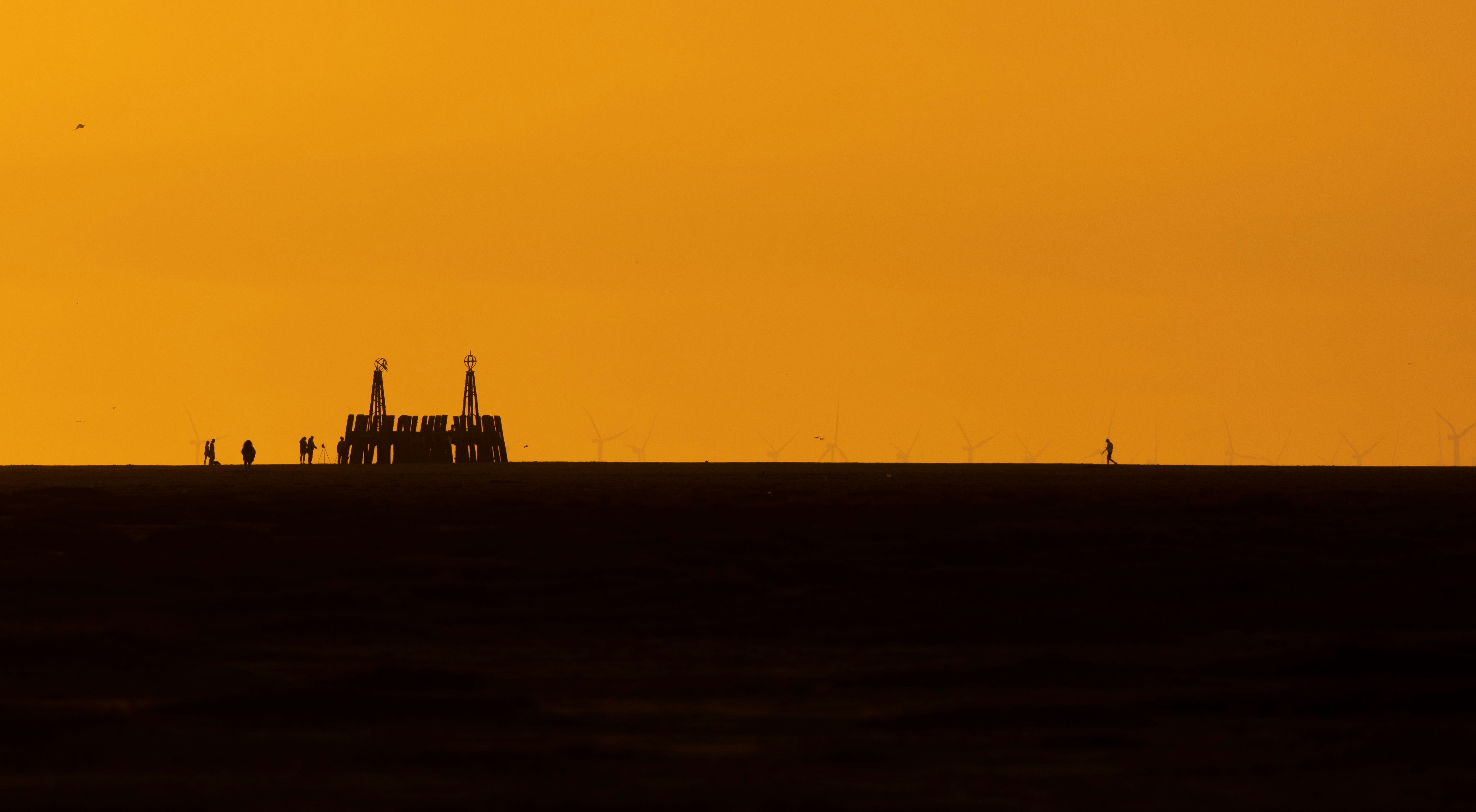 Un grupo de personas de pie en la parte superior de un campo
