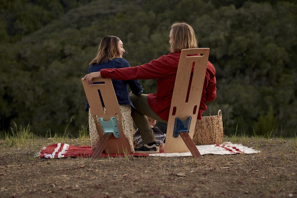 ein paar frauen, sitzen, auf, holzstühle