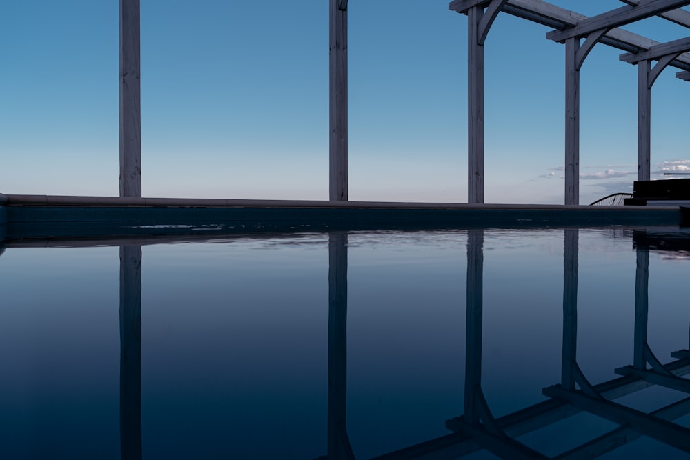 Una piscina vuota con un cielo blu sullo sfondo