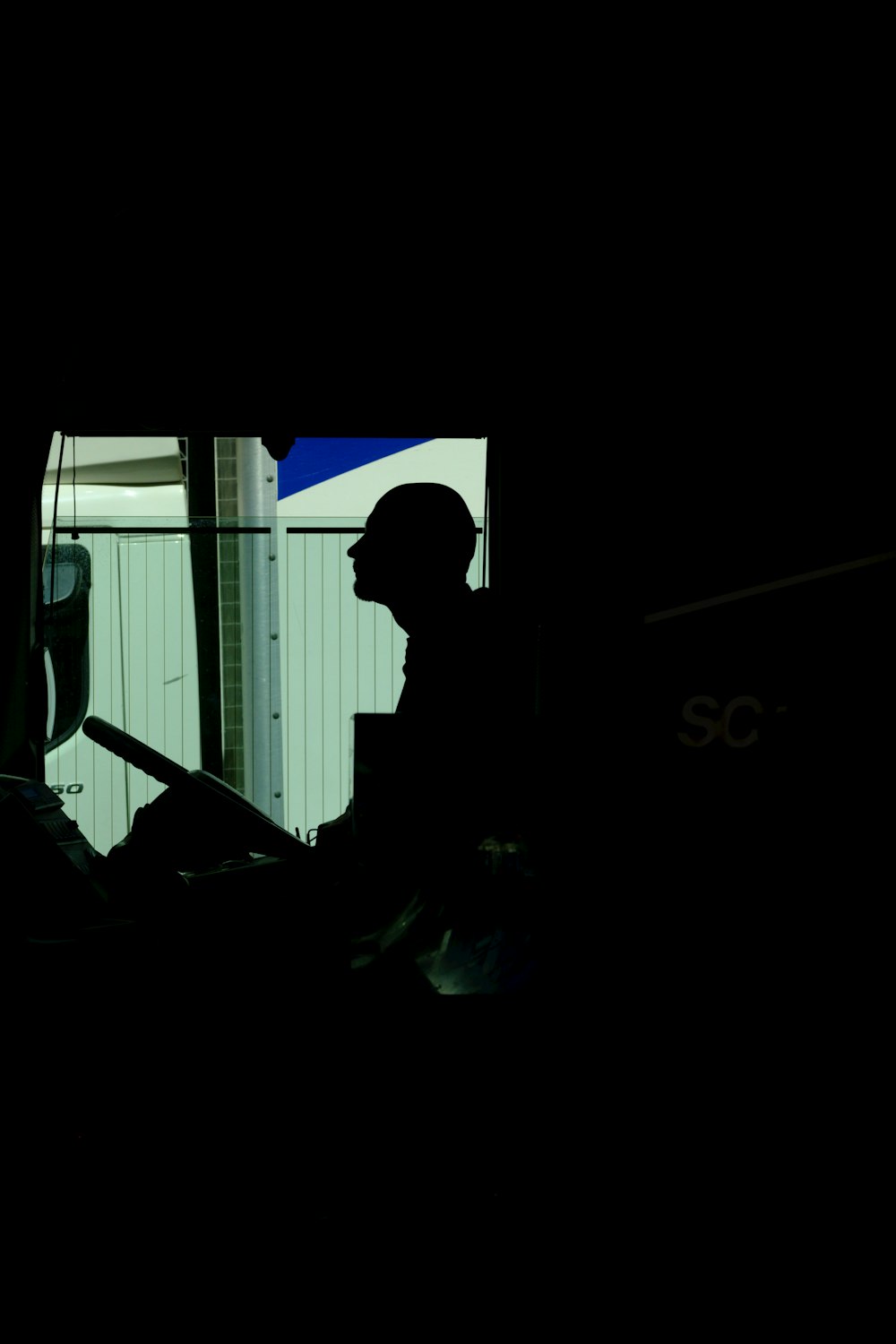 eine Silhouette eines Mannes, der in einem Lastwagen sitzt